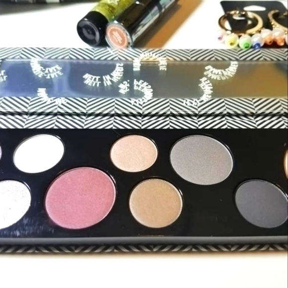 Basic B%@*! Mac And Macaroons Bundle - Picture 3 of 8